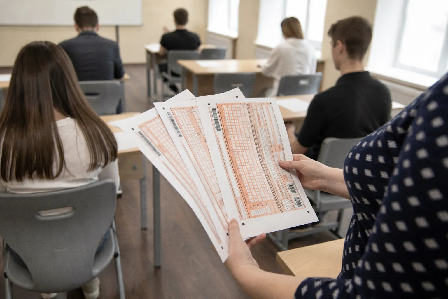 Первая попытка использования ИИ на ЕГЭ: как Рособрнадзор выявил схему с микронаушниками