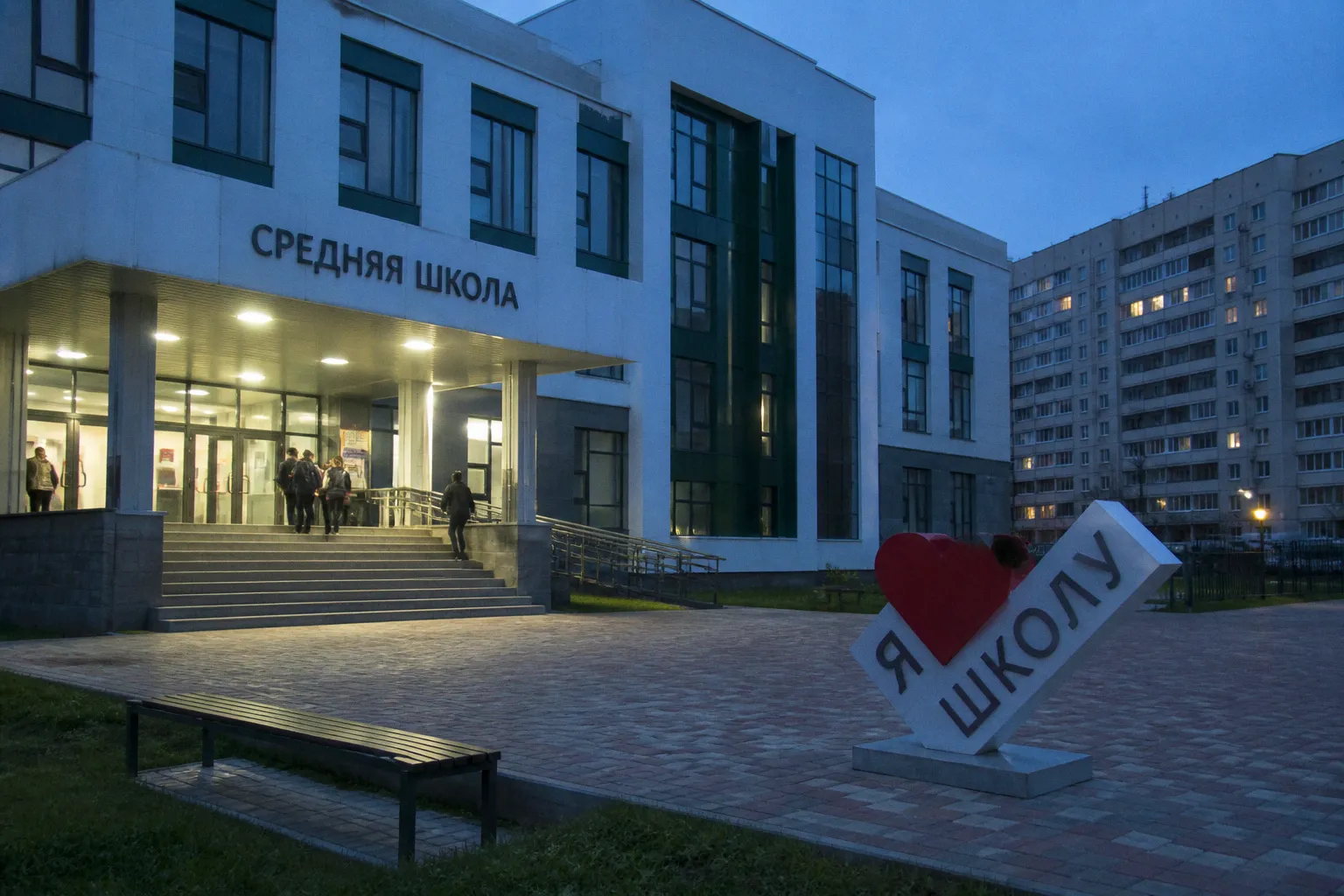 Школьников обучат работе с ИИ: что известно о новой внеурочной программе Минпросвещения